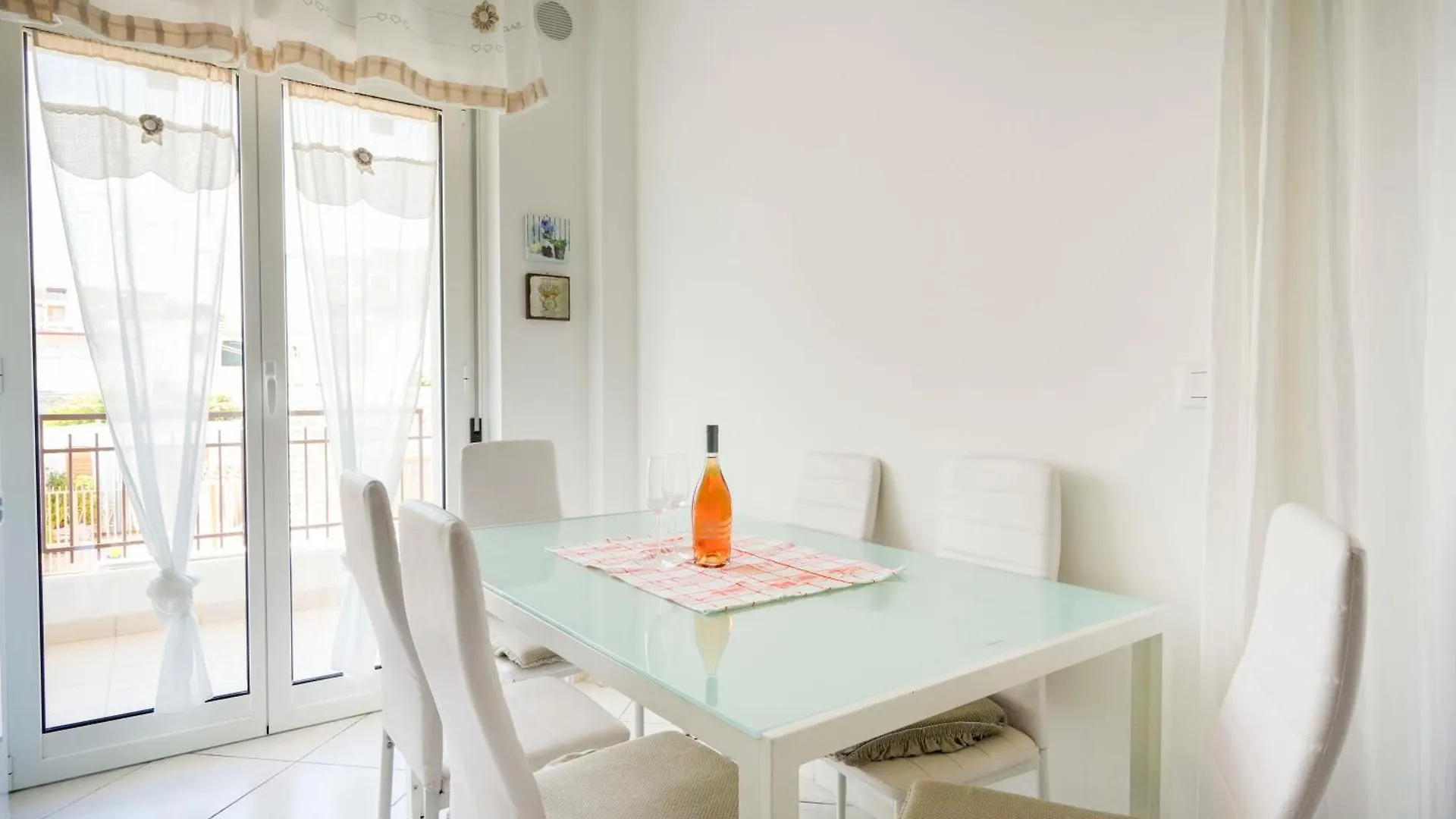 Mistral Suite Apartment - Free Private Car Park Bari 0*,